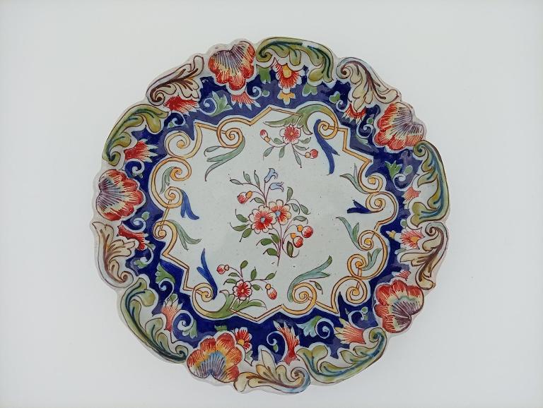 Assiette décorative à motifs floraux