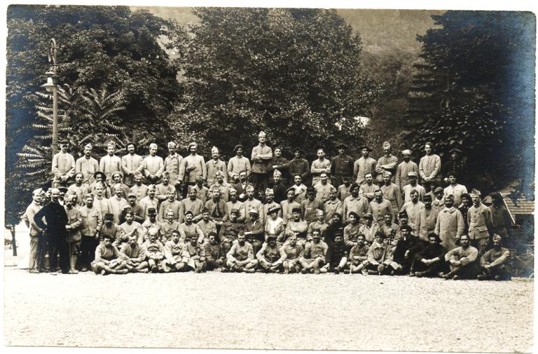 Groupes d'hommes en uniforme