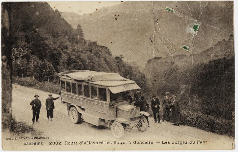 Autocar sur la route d'Allevard