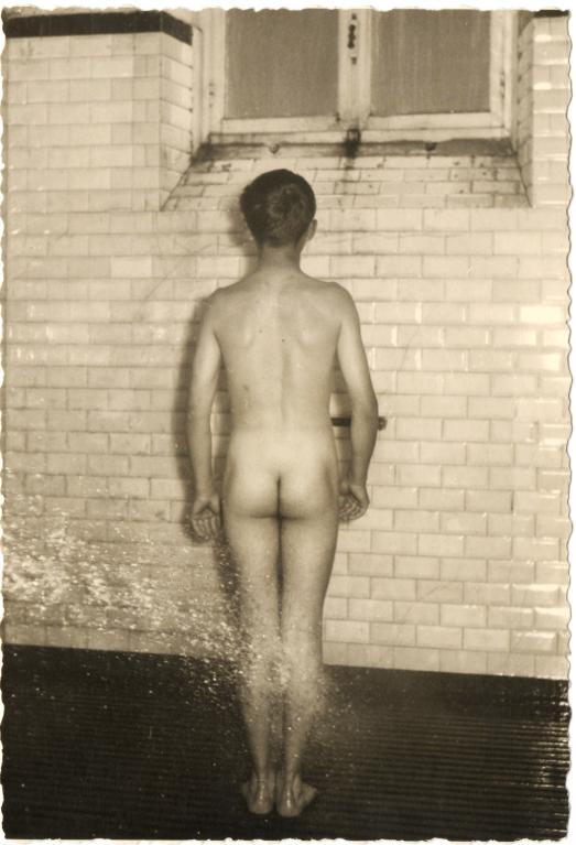 Enfant sous la douche