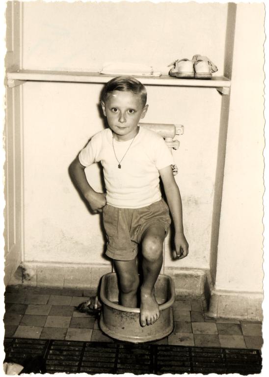 Enfant dans un pédiluve