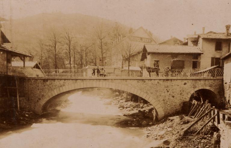 Pont en pierre à Allevard