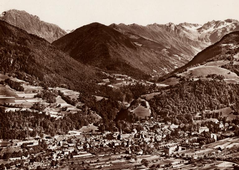 Vue générale d'Allevard et du glacier du Gleyzin