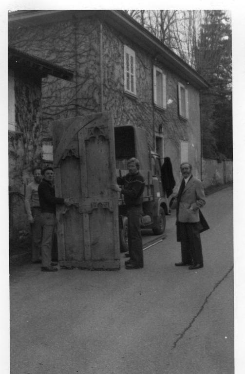 Transport des portes de l'ancienne église