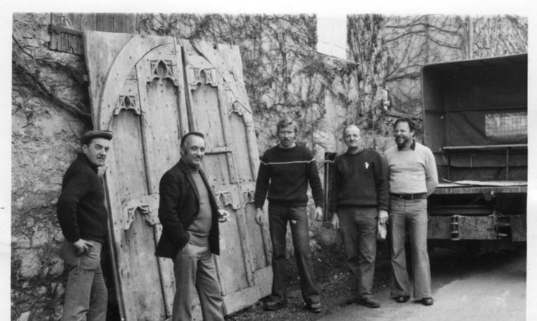 Transport des portes de l'ancienne église