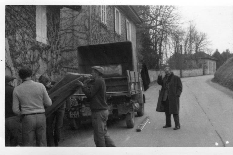 Transport des portes de l'ancienne église