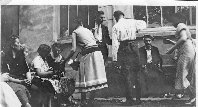 Fête dans la cour de la ganterie