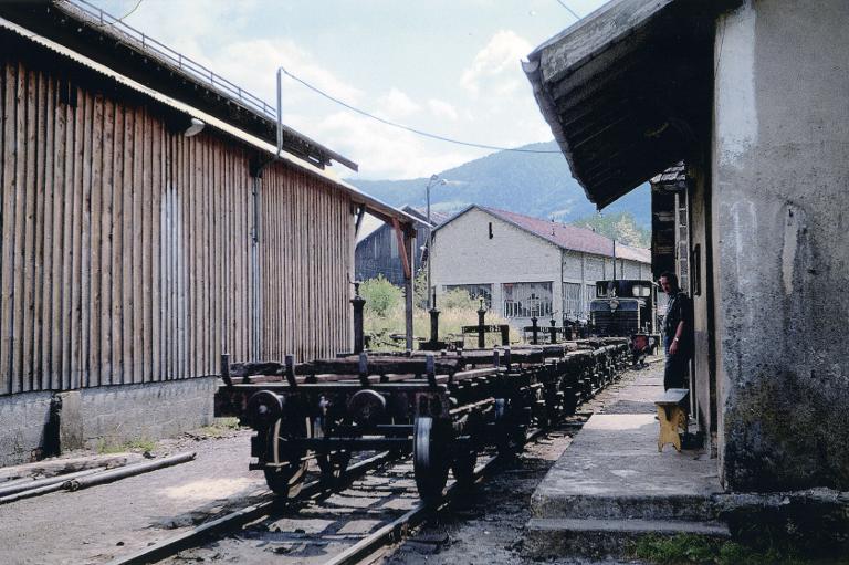 Le Tacot devant le quai de la coopérative de Saint-Pierre d'Allevard