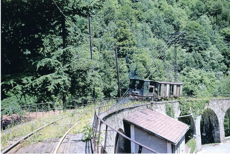 Locotracteur diesel à deux essieux sur le viaduc d'Allevard