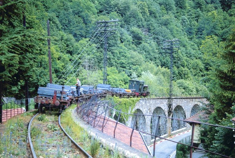 Locotracteur diesel chargé de billettes d'acier sur le viaduc d'Allevard
