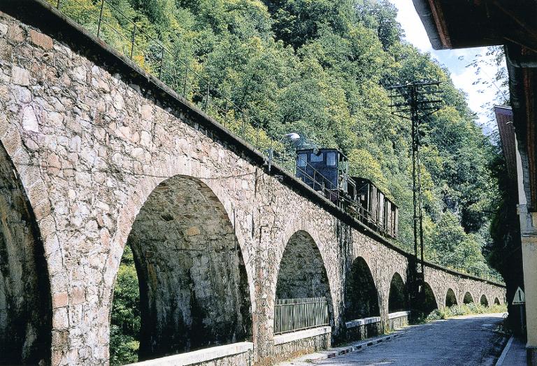 Locotracteur diesel sur le viaduc d'Allevard