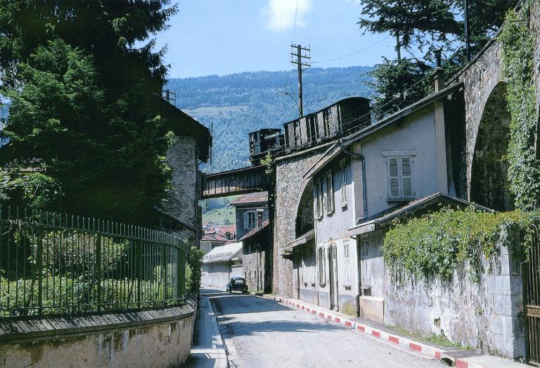 Le Tacot sur la passerelle métallurgique du viaduc