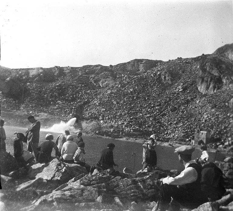 Groupe devant le lac du Cos