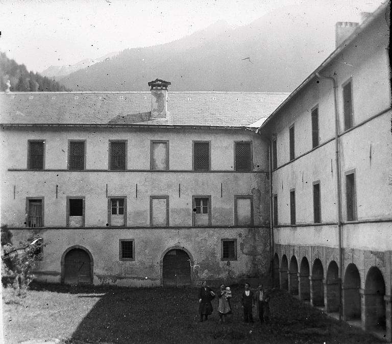 Cour de la Chartreuse de Saint-Hugon