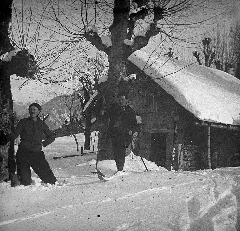 Skieur devant un chalet au Bugnon