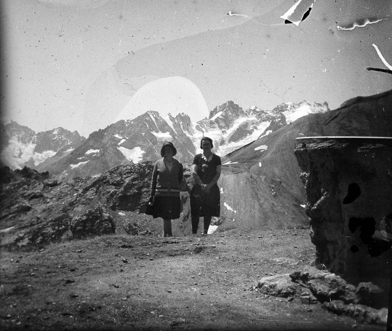 Deux femmes à côté de la table d'orientation du Galibier