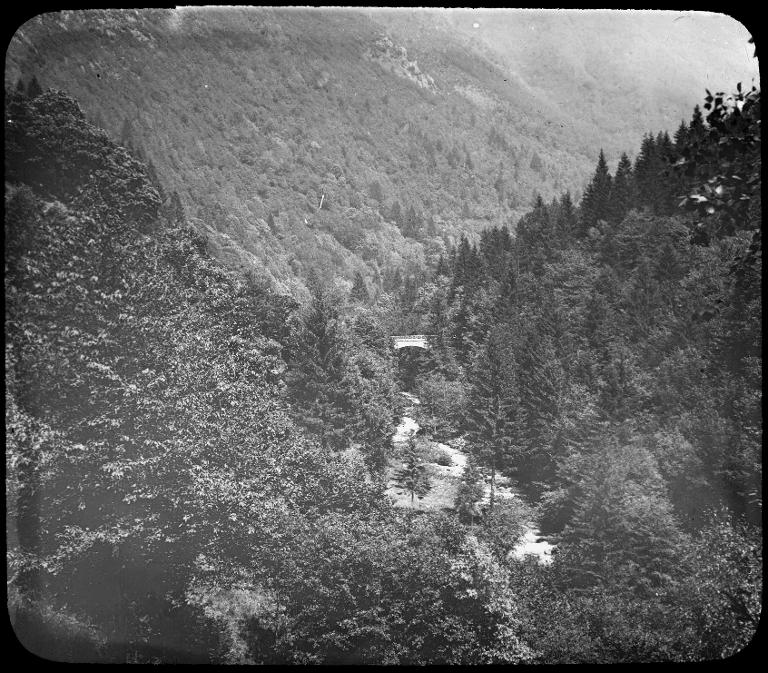 Allevard. Vallée et pont du Veyton