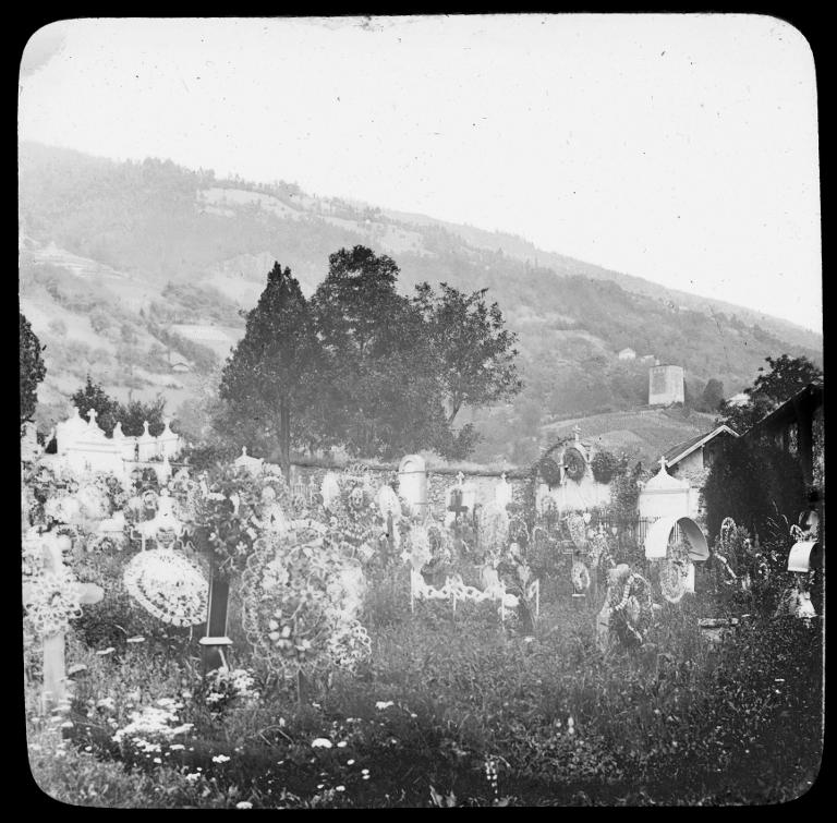 Allevard. Un coin du cimetière avec à droite la Tour du treuil