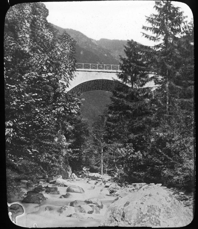 Allevard. Bords et pont du Veyton