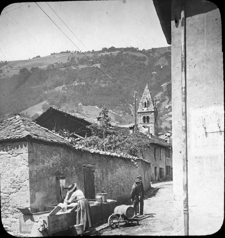 Saint-Pierre d'Allevard, une rue et le lavoir