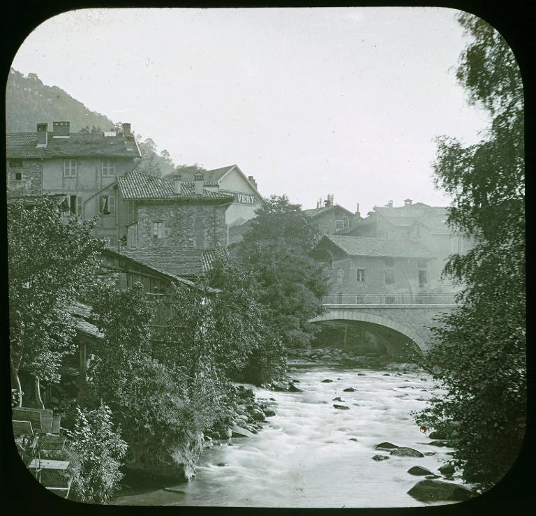 Allevard. Les bords du Bréda et le pont de pierres
