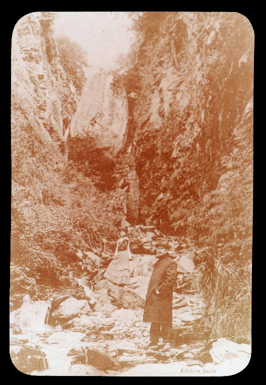 Allevard. Cascade du Buisson ou pierre tombante