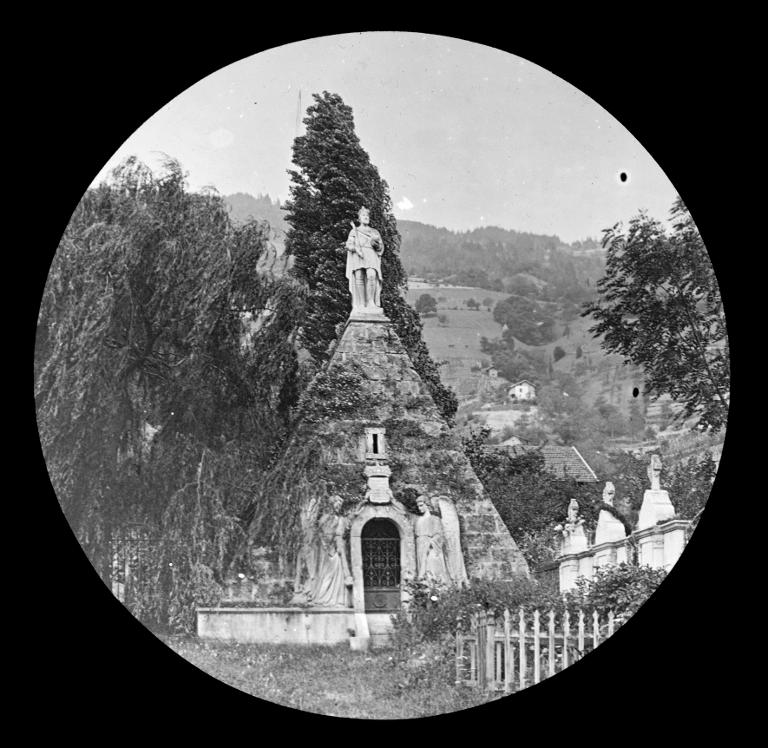 Tombeau de la famille Crouy-Chanel dans le cimetière d'Allevard