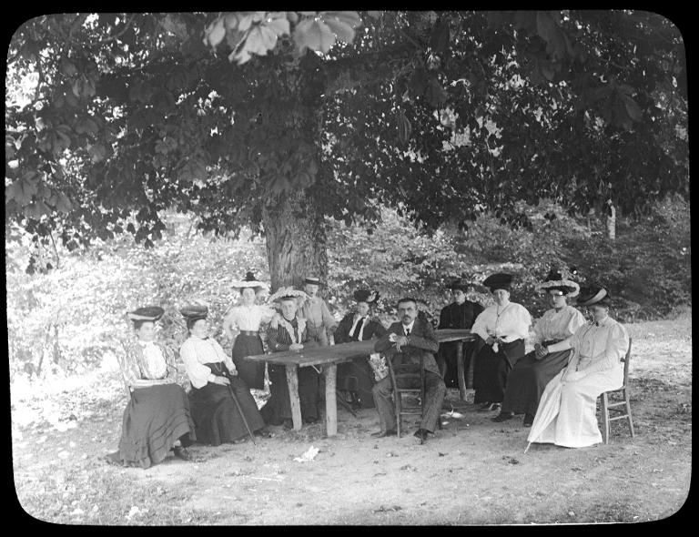 Chartreuse de Saint-Hugon. Excursionnistes au repos sous un châtaignier