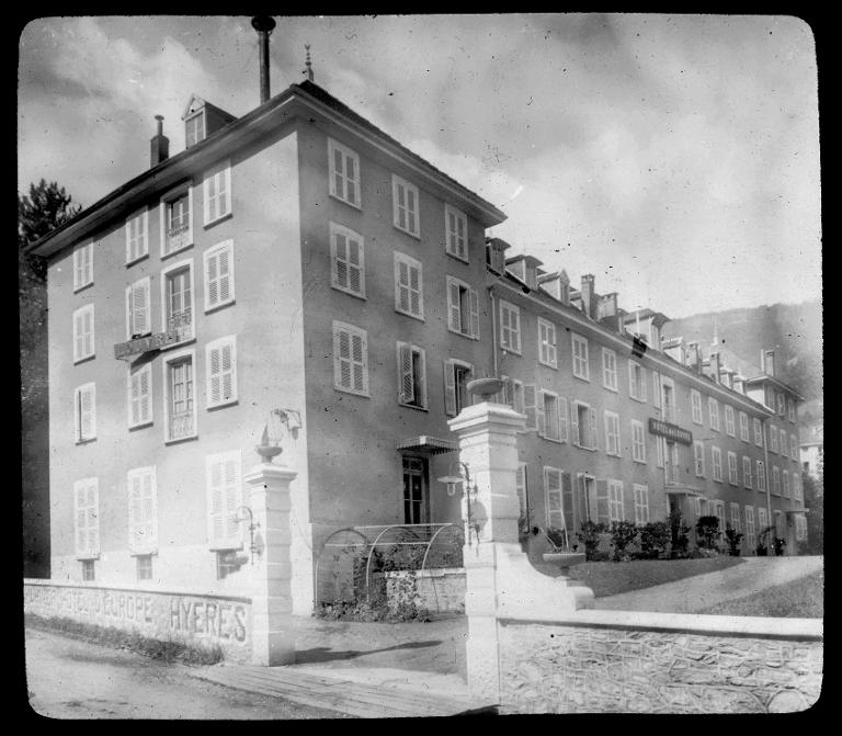 Allevard - Façade de l'hôtel du Louvre