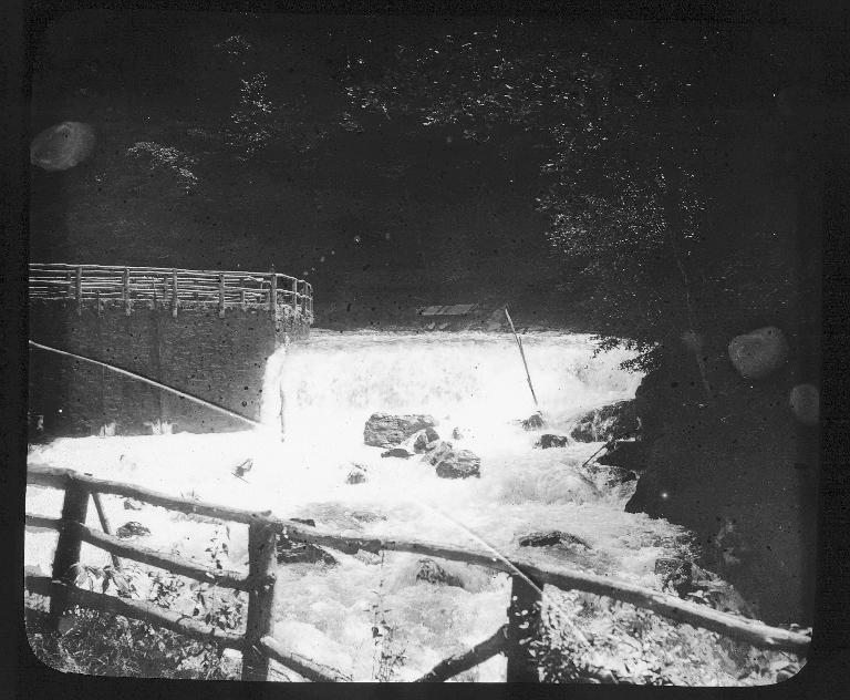 Le Bout du monde, réservoir et cascade