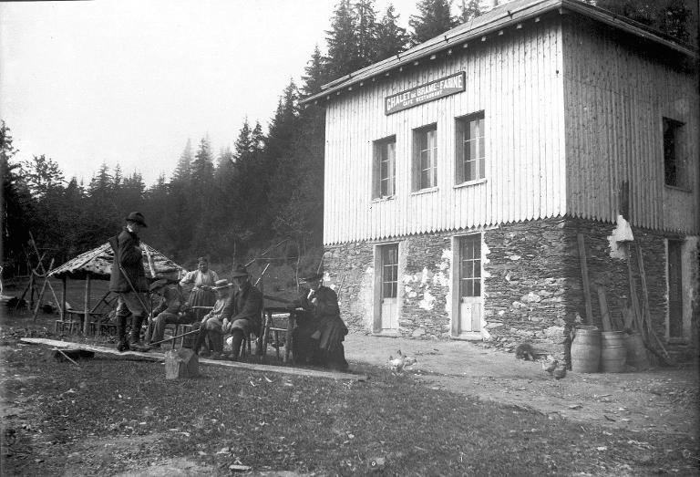 Chasseurs devant le chalet de Bramefarine