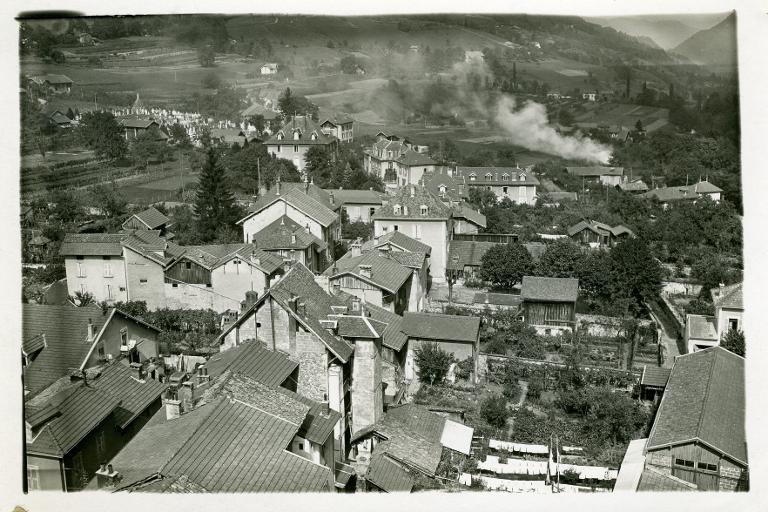 Vue d'Allevard depuis le clocher de l'église Saint-Marcel : habitations, jardins, cimetière