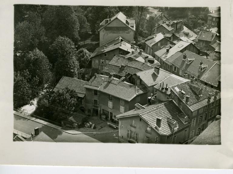 Vue d'Allevard depuis le clocher de l'église Saint-Marcel : l'hôtel Véry et le grand pont