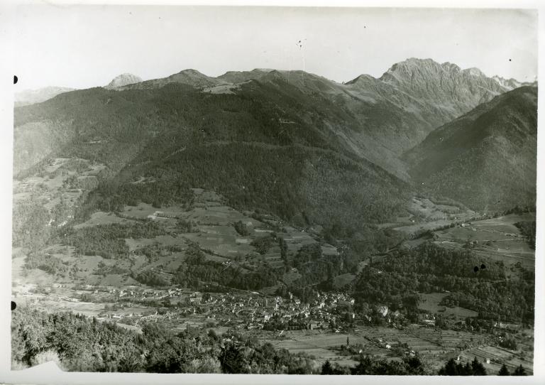 Vue d'Allevard et du massif