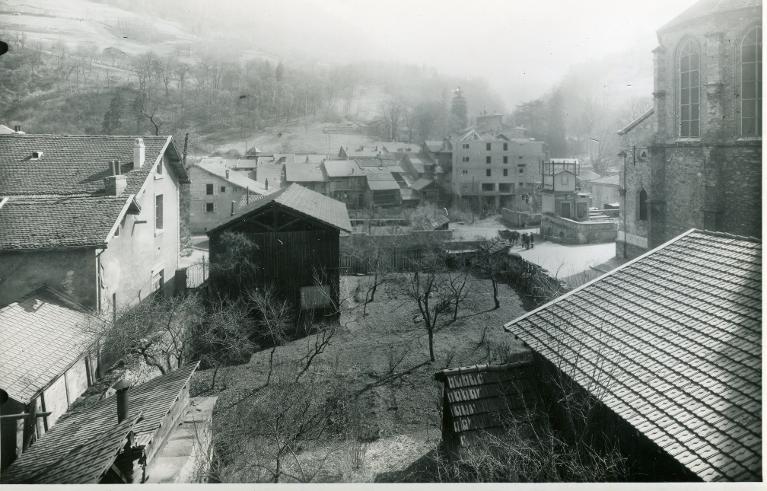 Allevard - Jardin Besse et vieux marché avant la démolition