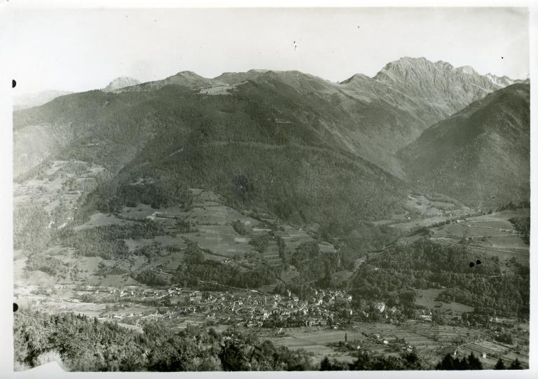 Vue d'Allevard et du massif