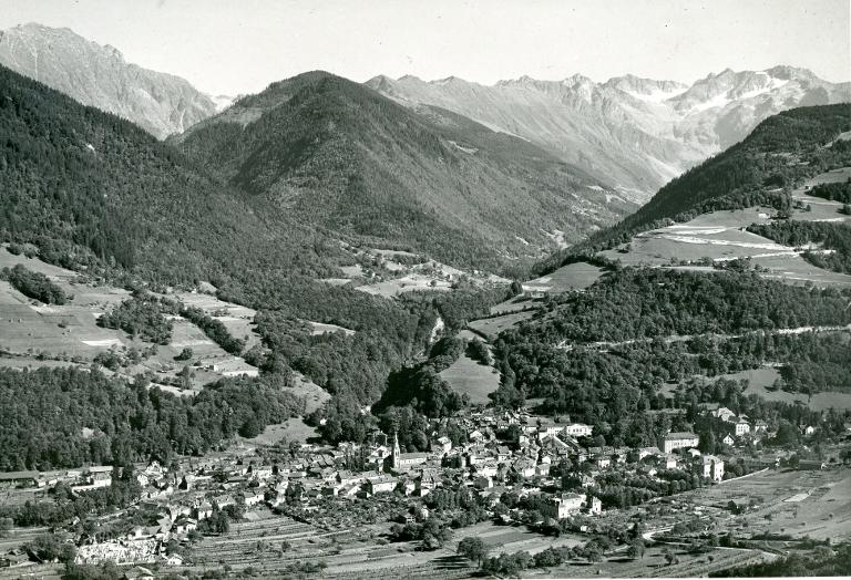Vue d'Allevard, du massif et du Gleyzin