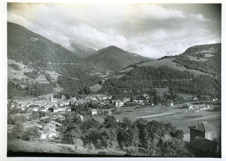 Vue d'Allevard et du massif