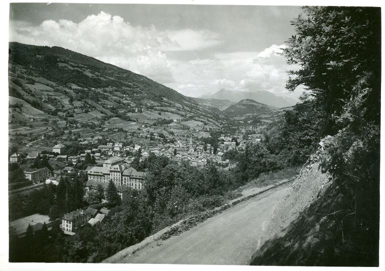 Vue d'Allevard et de Bramefarine depuis la route de Montouvrard