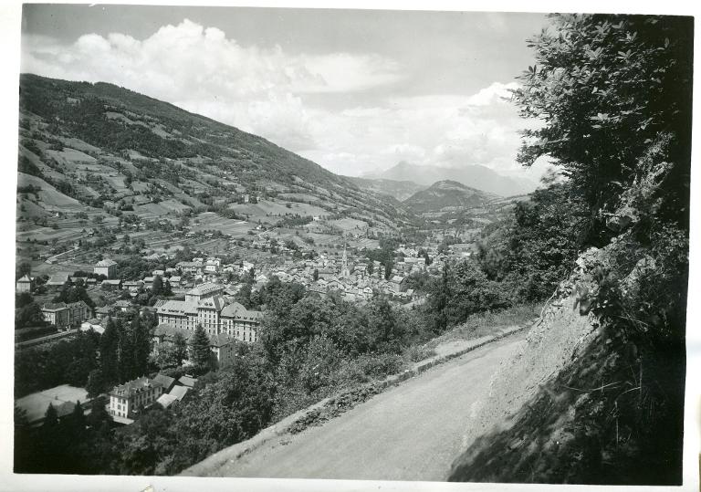 Vue d'Allevard et de Bramefarine depuis la route de Montouvrard