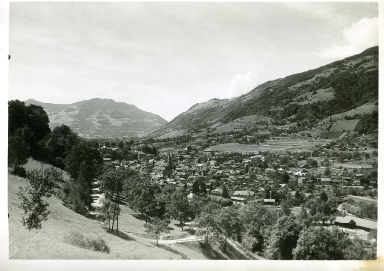 Vue d'Allevard depuis la route de Montouvrard