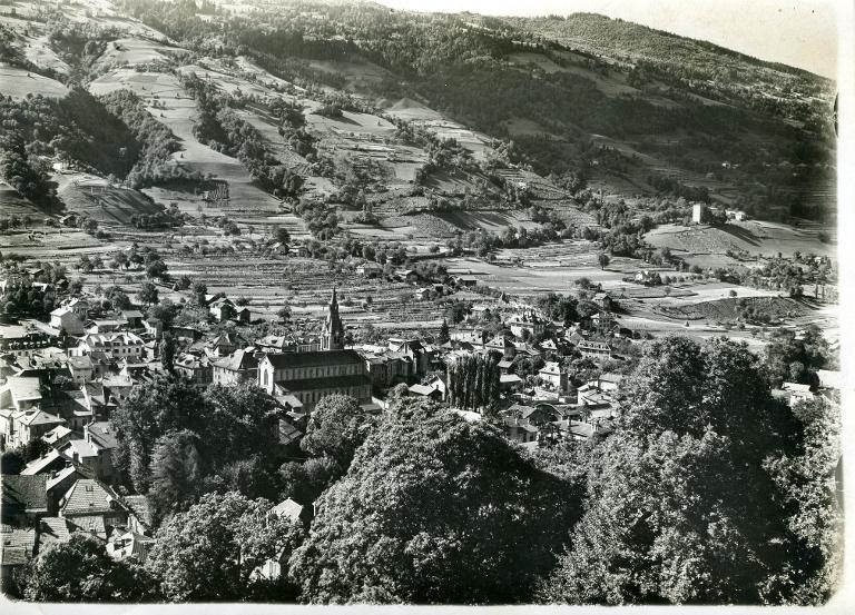 Vue d'Allevard et de Bramefarine depuis la route de Montouvrard