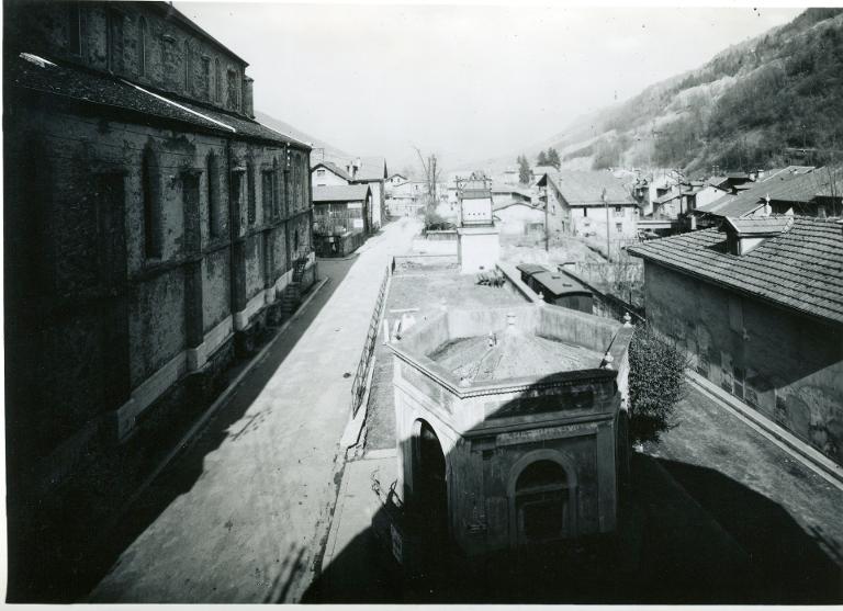 Allevard - Le vieux marché et la place de la Maison du Peuple avant les démolitions