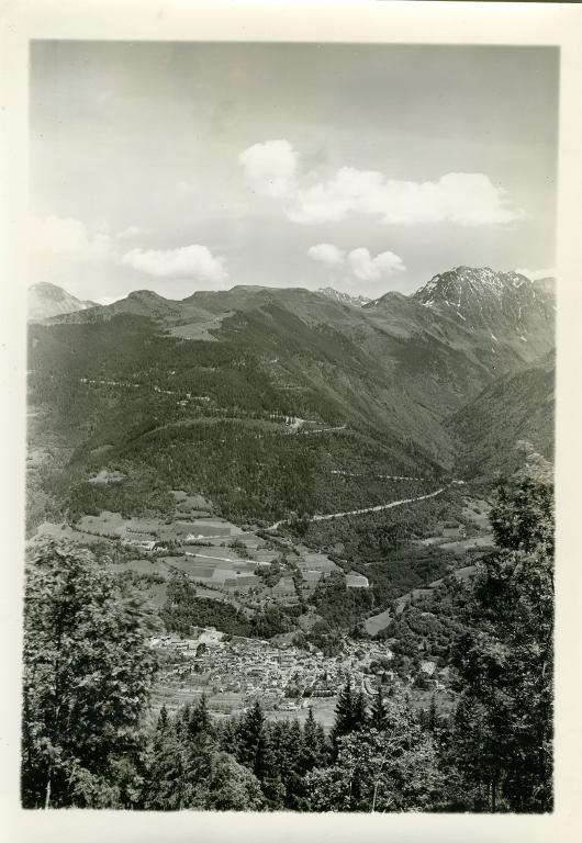 Vue de la route de Montouvrard, d'Allevard et du massif