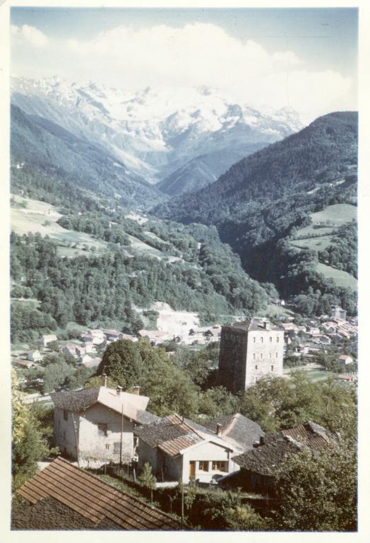 Vue d'Allevard depuis Bramefarine. La Tour du Treuil et le Gleyzin