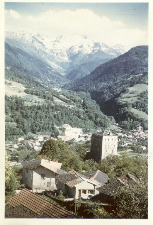 Vue d'Allevard depuis Bramefarine. La Tour du Treuil et le Gleyzin