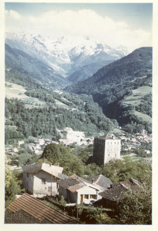 Vue d'Allevard depuis Bramefarine. La Tour du Treuil et le Gleyzin