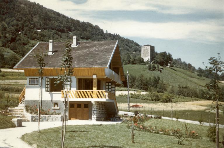 Maison à Allevard. En arrière plan, la Tour du Treuil