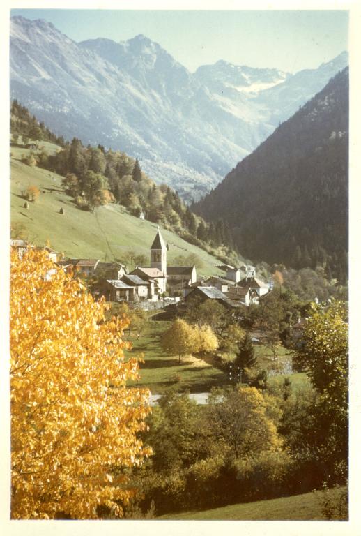 Vue du village de Pinsot en automne