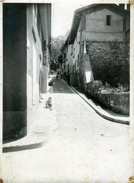 Enfants assis dans la montée de Montouvrard